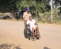 ఓటర్లకు సహాయంగా పోలీస్ సిబ్బంది 