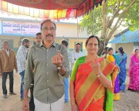 ఓటు హక్కు వినియోగించుకున్న జగిత్యాల ఎమ్మెల్యే దంపతులు 