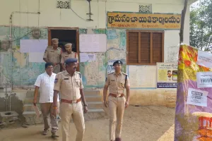 నామినేషన్ కేంద్రాన్ని పర్షిలించిన ఎస్పీ 