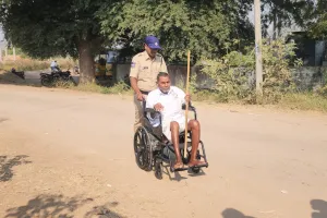 ఓటర్లకు సహాయంగా పోలీస్ సిబ్బంది 