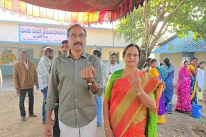 ఓటు హక్కు వినియోగించుకున్న జగిత్యాల ఎమ్మెల్యే దంపతులు 