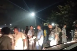 పైడి పల్లి లో పోలీసుల లాఠీ చార్జీ, పోలీస్ వాహనాలు ధ్వసం, రాళ్లు రువ్విన గ్రామస్తులు 