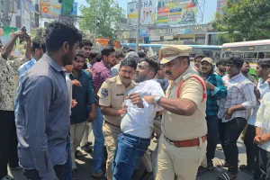 ఉద్రిక్తంగా మారిన ఏ బి వి పి ఆందోళన 