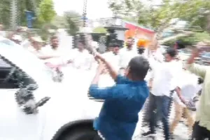 కరీంనగర్ లో రాజకీయ ఉద్రిక్తత.... గంగుల క్యాంప్ ఆఫీస్ పై బీజేపీ దాడి 