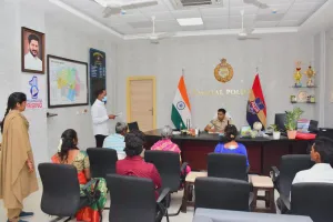 గ్రీవెన్స్ డే సందర్భంగా ఫిర్యాదులను పరిశీలించిన ఎస్పీ అశోక్ కుమార్ 