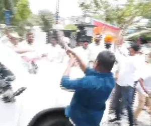 కరీంనగర్ లో రాజకీయ ఉద్రిక్తత.... గంగుల క్యాంప్ ఆఫీస్ పై బీజేపీ దాడి 